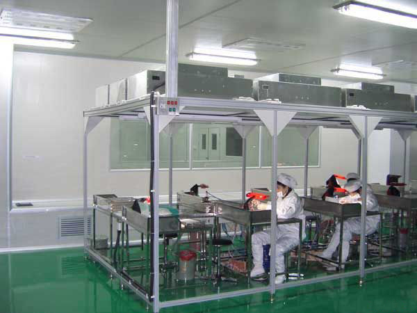 工人人員在無塵潔凈棚中工作 百級潔凈棚是一種可提供局部高潔凈環(huán)境的空氣凈化設備。