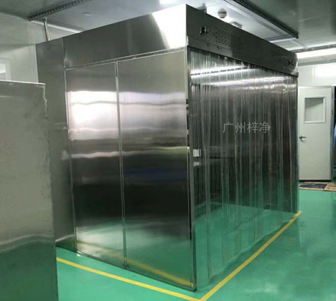 百級(jí)潔凈層流罩是以一定風(fēng)速經(jīng)過(guò)初效過(guò)濾器、高效過(guò)濾器兩級(jí)過(guò)濾后,形成垂直層流,創(chuàng)造局部高潔凈度環(huán)境的裝置,可使局部工作環(huán)境達(dá)到百級(jí)。 百級(jí)潔凈層流罩是以一定風(fēng)速經(jīng)過(guò)初效過(guò)濾器、高效過(guò)濾器兩級(jí)過(guò)濾后,形成垂直層流,創(chuàng)造局部高潔凈度環(huán)境的裝置,可使局部工作環(huán)境達(dá)到百級(jí)。